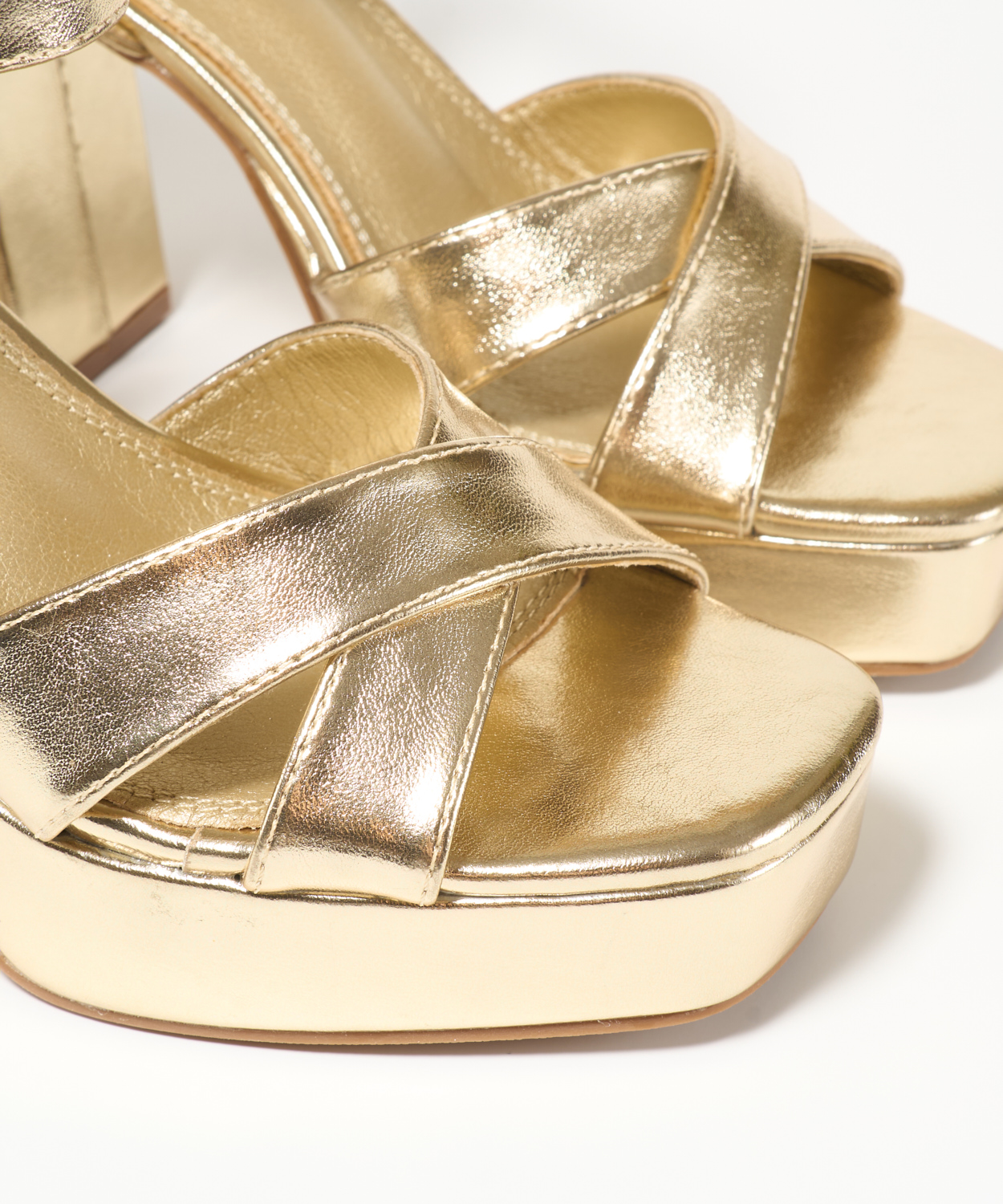 Sand&aacute;lia plataforma com tiras cruzadas image number null